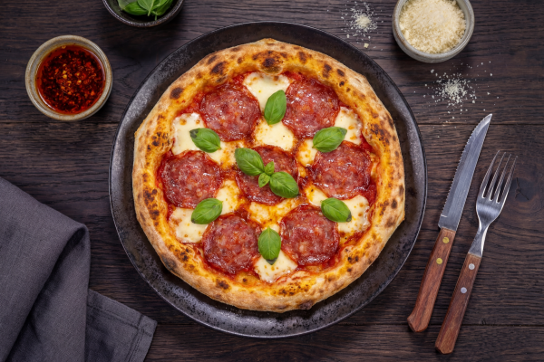 Firefly_Erstelle mir im Stil der Referenzfotos ein HQ Foodphoto von einer Pizza Salami 134436